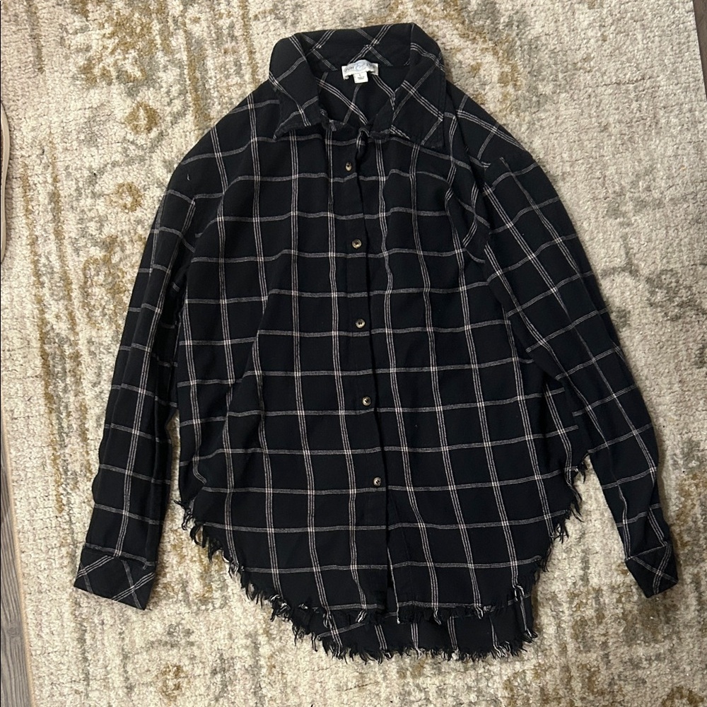 Jun & Ivy Black Plaid Button-Up Flannel Shirt with Frayed Hem